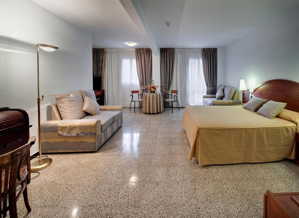 Hotel Gaudi Reus Exteriér fotografie