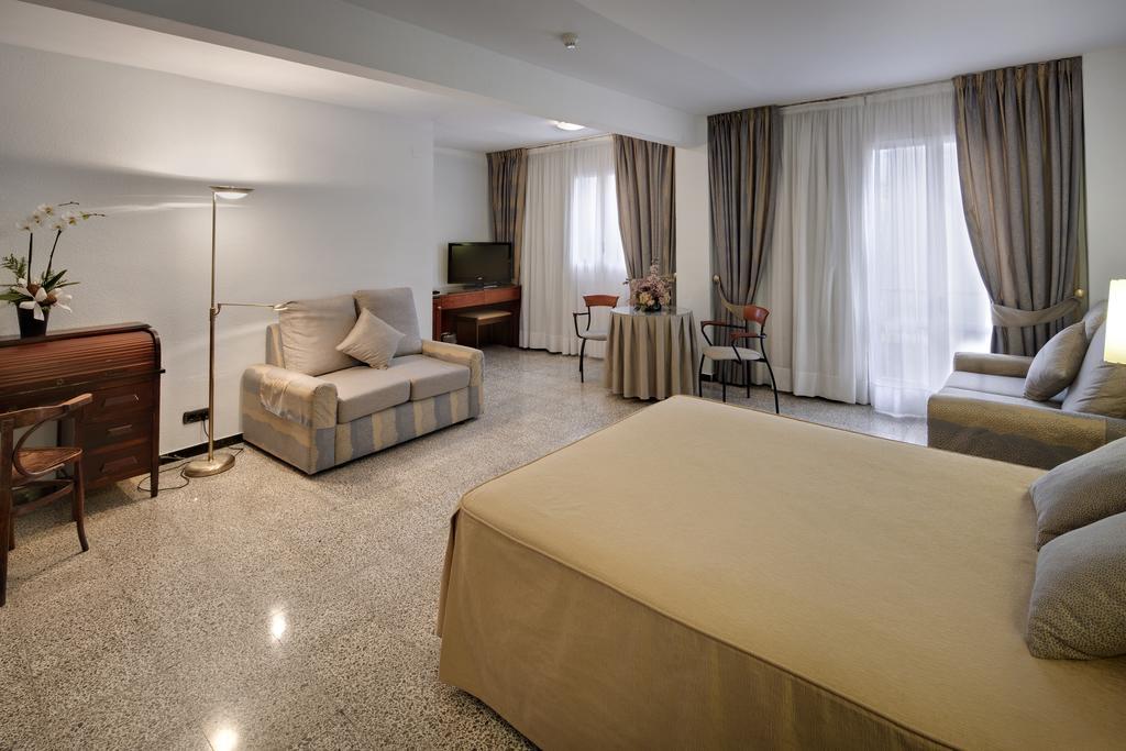 Hotel Gaudi Reus Exteriér fotografie